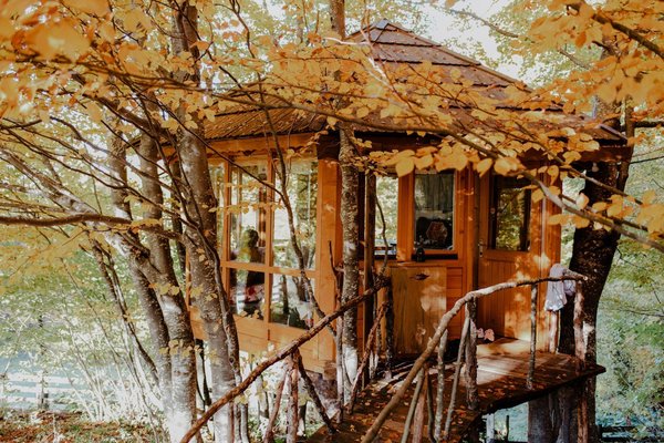 Pourquoi choisir des cabanes dans les arbres en Haute-Savoie pour des vacances uniques ?